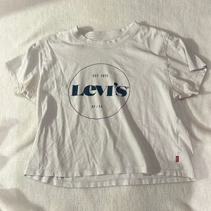 white levi’s cropped t-shirt